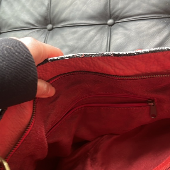 Red Leather Commuter Handbag. - Picture 6 of 7